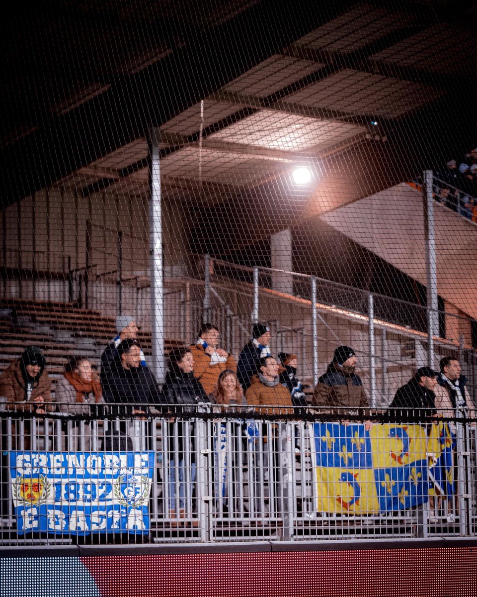 UltrasMadeinFR's tweet photo. ⚽️ Angers - Grenoble & Laval - Grenoble
📢 Parcage grenoblois qui ont enchaînés 2 déplacements en 3 jours !
📆 Samedi 2 décembre 2023 (Laval) & Mardi 5 décembre 2023 (Angers)
📸 @GrenobleFoot
#SCOGF38
#LAVALGF38 https://t.co/3XeIFsJ01P