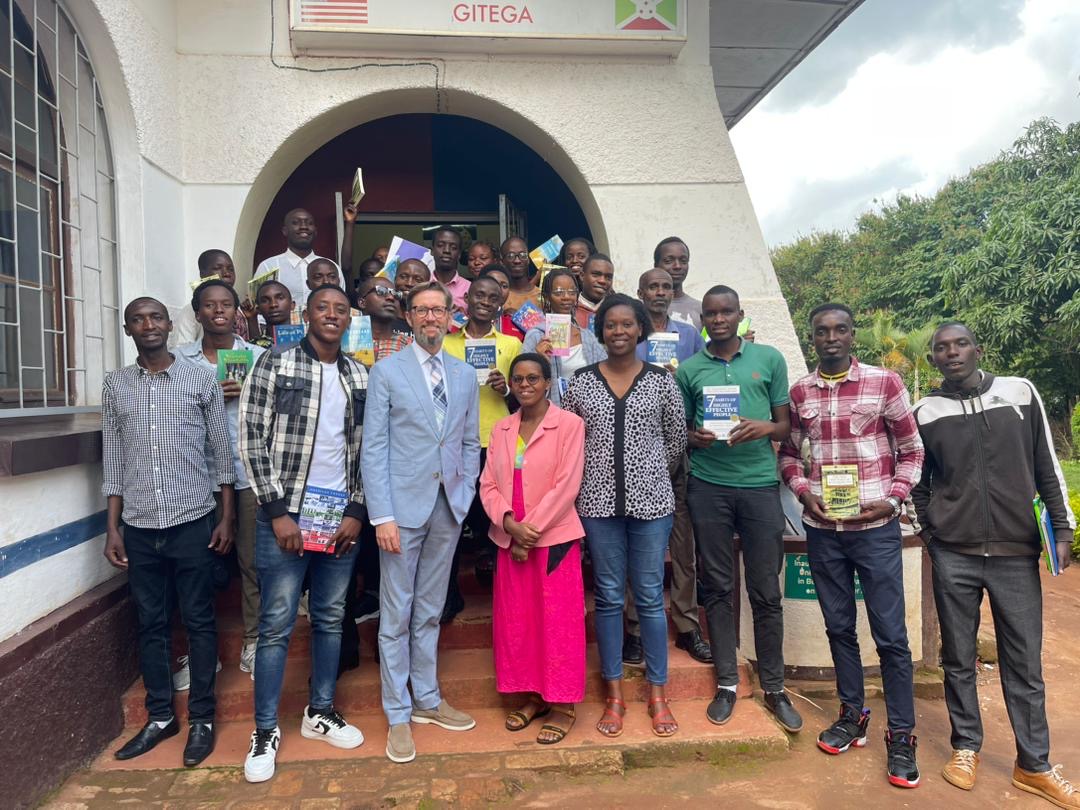 American Corners are vital spaces for learning English and exploring American culture, fostering global understanding, and creating opportunities! Chargé d' Affaires Gilges visited the Corner in Gitega, showcasing 🇺🇸commitment to empowering youth. #USinGitega @AmericanSpaces