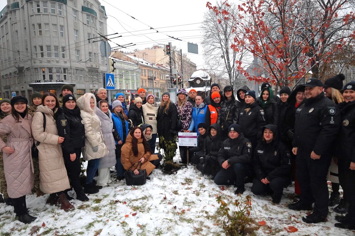 Ukrainian NGO “Center of Women’s Perspectives” <a href="/WomPerspectives/">Центр 'Жіночі перспективи'</a> organised an event “Don’t break a guelder rose” in Lviv as a part of #16DaysOfActivism to raise awareness about domestic violence, #ViolenceAgainstWomen and children, and #HumanTrafficking

Why guelder rose?👇