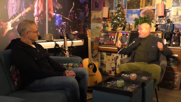 Uitzending gemist? In deze aflevering van ‘In Gesprek Met’ is stadionspeaker van FC Den Bosch en docent bij Van Maerlant, Hans van den Heuvel te gast in de Media Presentaties studio. dtvnieuws.nl/televisie/gemi… #ingesprekmet #talkshow #muziek #FCDenBosch