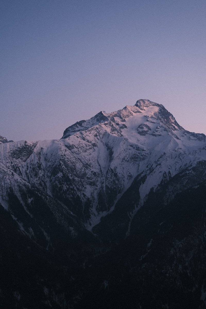 Voici la photo du jour : Le Mont des Deux Alpes ! 🏔️

Plongez dans l'univers majestueux des Alpes françaises ! Ambiance animée garantie après une journée bien remplie sur les pistes. 

📷: Rémi Devaux
📷: Marek Piwnicki
📷: Wenya Luo