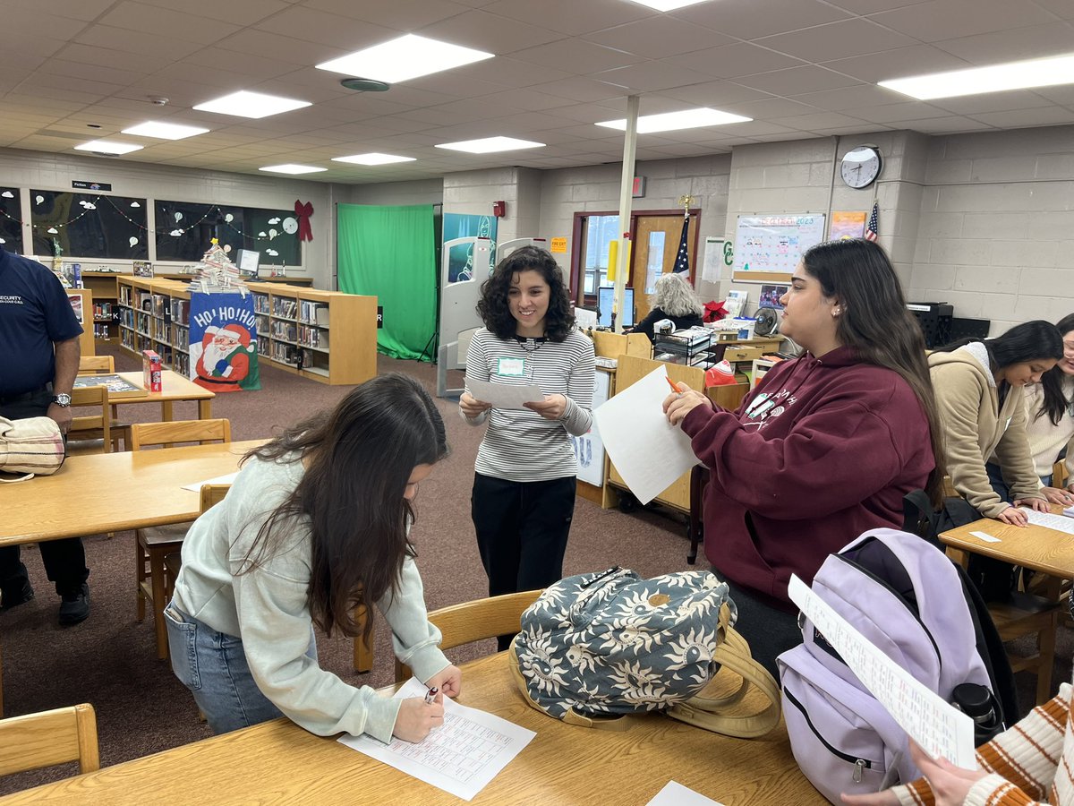 gcsd_wlenl's tweet image. The Change Makers Club hosted a “Language Exchange” today.  Speakers of Spanish, Italian and English interacted in each language and made cultural connections.  🇪🇸 🇮🇹 🌎 #glencovepride #embracinginclusivity #sparkingcuriosity