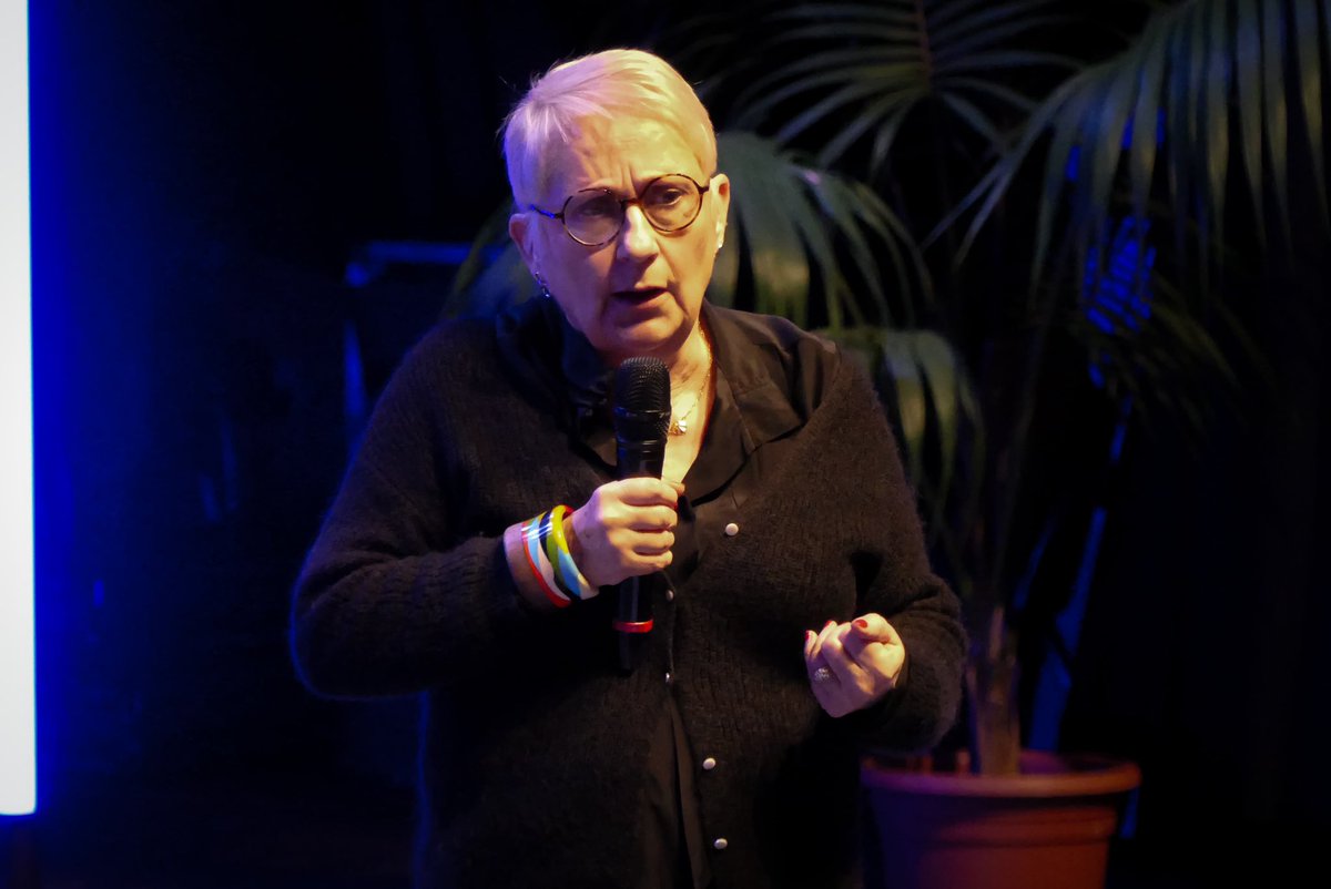 cap_com's tweet image. @NathalieMader introduit la cérémonie de clôture de #CapCom23 « Com’vivencia » ✨

On laisse enfin la parole à @Mercedes_Erra, qui nous rappelle que replacer la simplicité &amp;amp; l'humain au cœur des enjeux de communication, c'est œuvrer pour un monde tourné vers la positivité  🎤