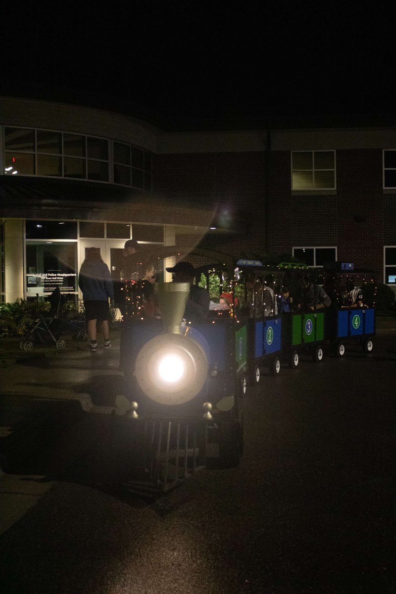 Cheers to a wonderful evening of lights, laughter, and local art! Huge thanks to everyone who joined us for the Tree Lighting and Holiday Art Market. Your presence made it magical. 🌲✨