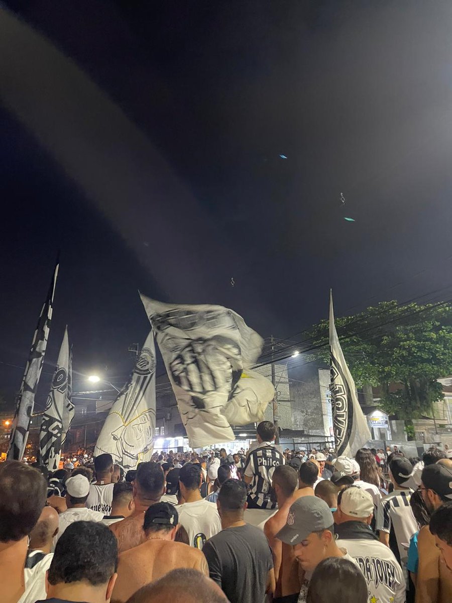 _meloxb's tweet photo. postar SIM, pq independente de TUDO sou amor ao meu time e vamo lutar pra sair dessa merda 🤍🖤 https://t.co/X0T1CD3xcV