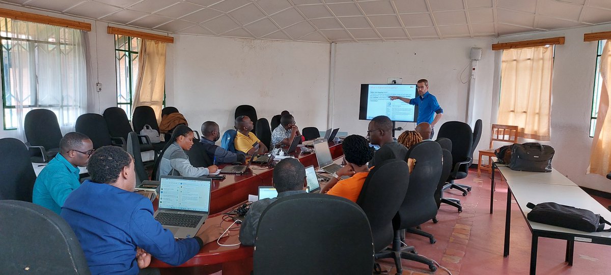 ProjectLSC's tweet photo. 📰 @ProjectLSC NEWS: Digital #soil mapping training completed in Rwanda
The primary focus of the training was joint development of a new set of high-resolution digital #soilmaps of Rwanda 🇷🇼
Read more: https://t.co/GpLm8MwO91 https://t.co/HWoURglS4R