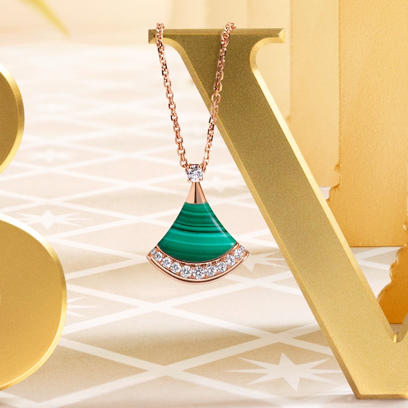 Bulgariofficial's tweet photo. This #HolidaySeason, let the iconic Divas' Dream necklace bring joy to your loved ones with its fan pendant in two elegant new colorways - green malachite and red carnelian, framed by diamonds and set in rose gold. #Bulgari #MagnificentWonders #TimeForMagnificence