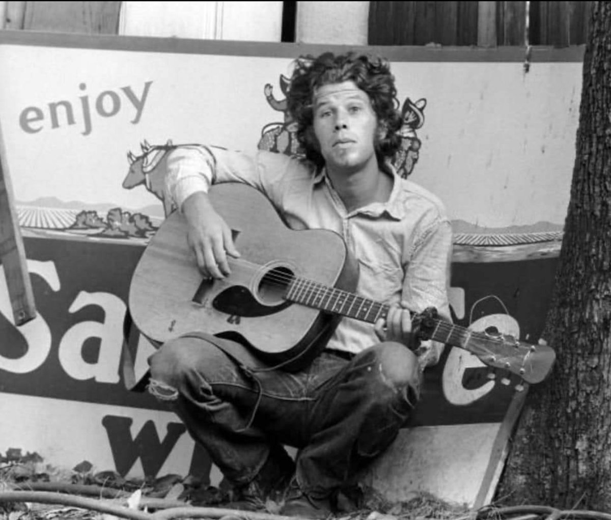 Beatgrrrl's tweet photo. ┏━━━━━━━━━━━━━━┓
    Happy 74th birthday 
              Tom Waits 
┗━━━━━━━━━━━━━━┛

❝The folks who know the truth aren't talking.... The ones who don't have a clue, you can't shut them up!❞ https://t.co/0b75VIzoRI