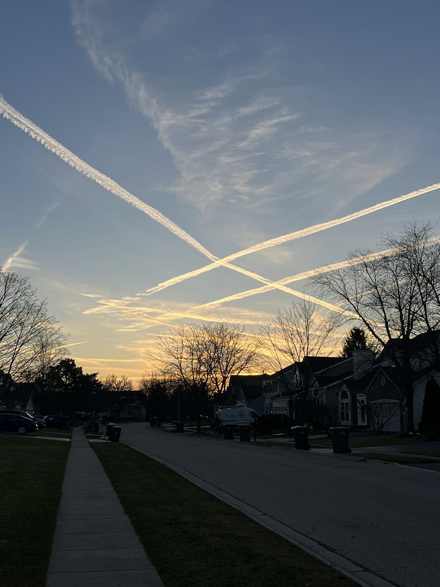 DaveKerner's tweet photo. Seemingly the whole world flying over us today. 😬#NorthernIL https://t.co/oyjPuIJHrh