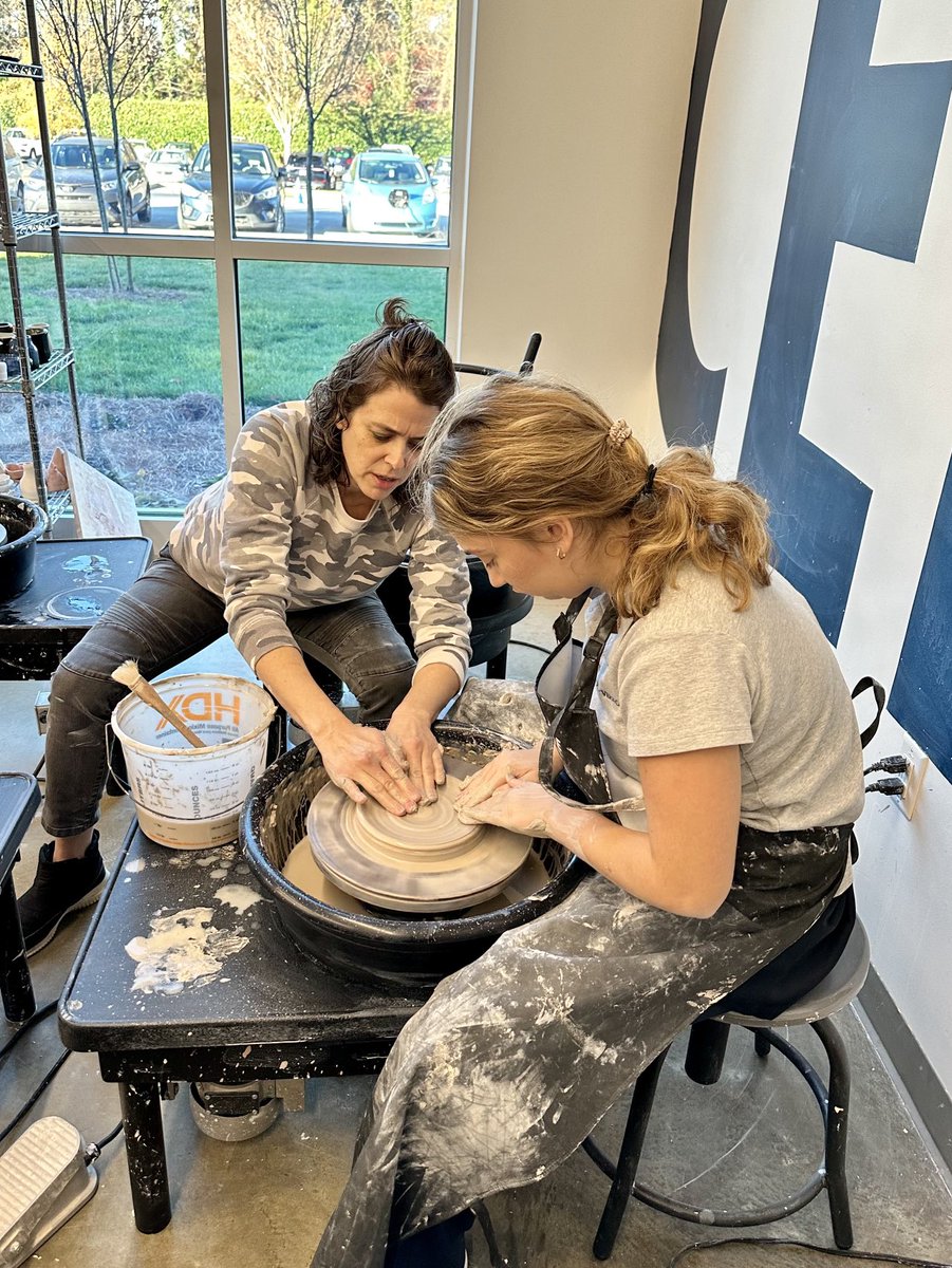 klundstromatmv's tweet photo. Santa's 🎅🏻 elves are hard at work - is it a Christmas 🎁 gift? Is it a summative 🤔 assessment? What it is ... Is a moment of wellness 😊 Hard-working, focused on learning, healthy and whole! ⁦@TheMVSchool⁩ #weareallartists https://t.co/OIYoCm5Ste