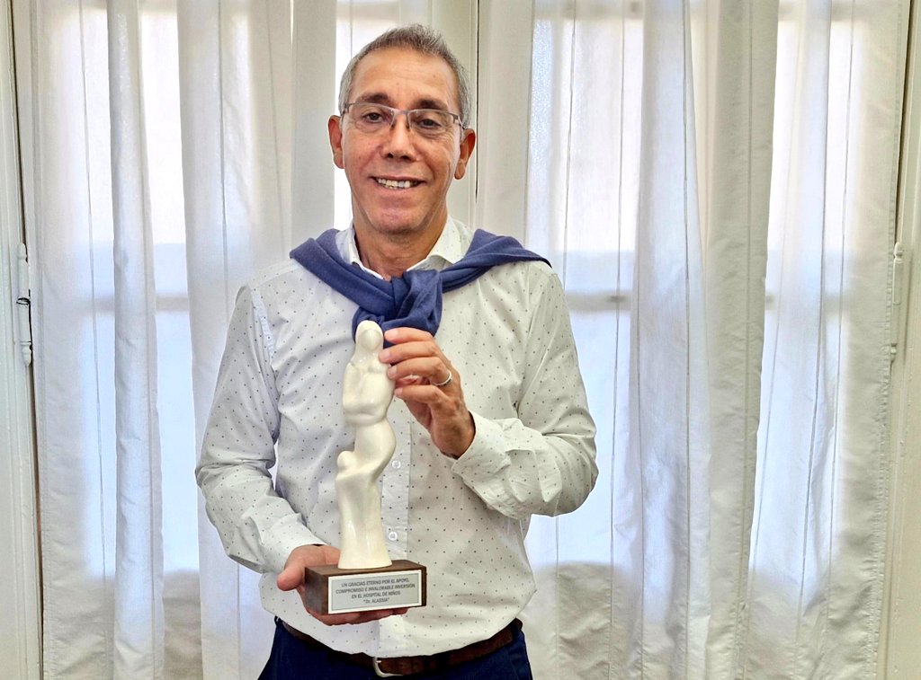 Infinitas gracias a cada persona que ha sido parte de mi vida. 
Su atención, predisposición y trabajo han dejado huellas imborrables en mi historia. 
Mi corazón rebosa de gratitud. Agradezco especialmente este reconocimiento al querido Hospital Alassia que recompensar mi alma.