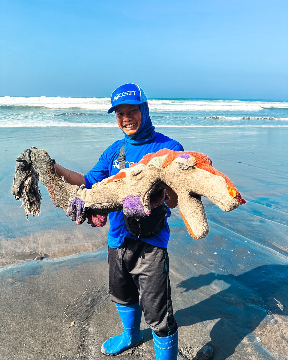 4ocean's tweet photo. Anyone missing a few items ๐
During our cleanups, we typically find the usual - plastic bags, straws, & wrappers. But there are times when we come across some #OddFinds, and this is what we've found within the last few months ๐
Which do you think is our oddest find? https://t.co/7X1kUaRr6v