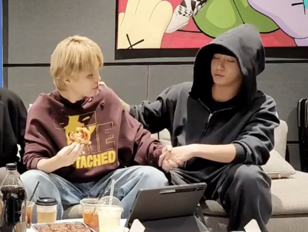 kmgoogiemimi_'s tweet photo. nobody is closer than jimin and jungkook https://t.co/NUuvdDrNbl