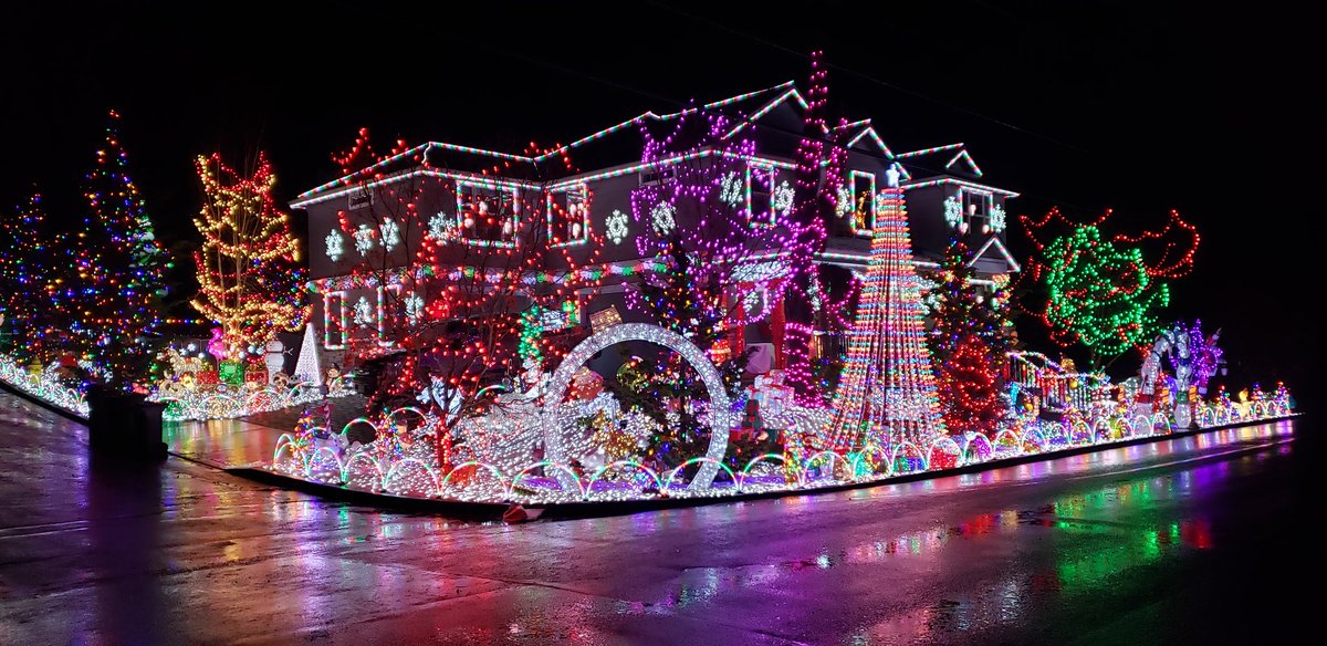 An oasis of color in #LakeOswego. 
<a href="/KGWSunrise/">KGW Sunrise</a> #holidaylights