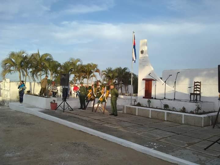 #Manicaragua
Este 7 de diciembre recuerdan los manicaragüenses a sus mártires caídos en defensa de la Patria. 
Desde horas bien tempranas el pueblo se trasladó hacia el campo santo y rendir tributo. Como cada año los familiares de los mártires depositan ofrendas florales.