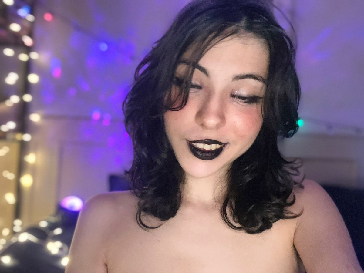 Alucy_nya's tweet photo. Essa lindinha vai abrir Live amanhã as 22 no câmera privê, vem me ver querido<3 https://t.co/tTlANwLgWB