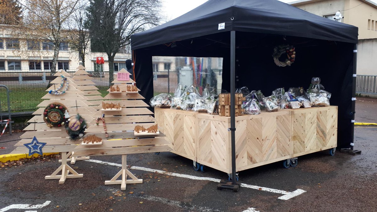 ebe58_tzc's tweet photo. Le marché de noël de la Saint Nicolas de Prémery, organisé l'#EBE58, s'est déroulé dans une ambiance festive. Merci à tous les exposants dont les stands joliment décorés ont perpétué la tradition. La fête s'est terminée en chanson avec la Chorale de Prémery.
#noel #saintnicolas https://t.co/Qm4Y0mM6aD