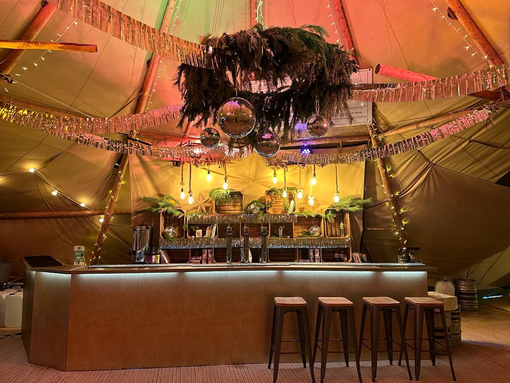 DerbyCQ's tweet image. 🎉 Escape the chill and step into the warmth of @DerbyCC  Nordic Bar in Derby's Cathedral Quarter! 🌟 Hosted in three cosy festive tipis on the Market Place, it's the ultimate winter hideaway you won't want to miss. 🕰️🌙🥳 #NordicBar 
festivederby.co.uk/whats-on/festi…
