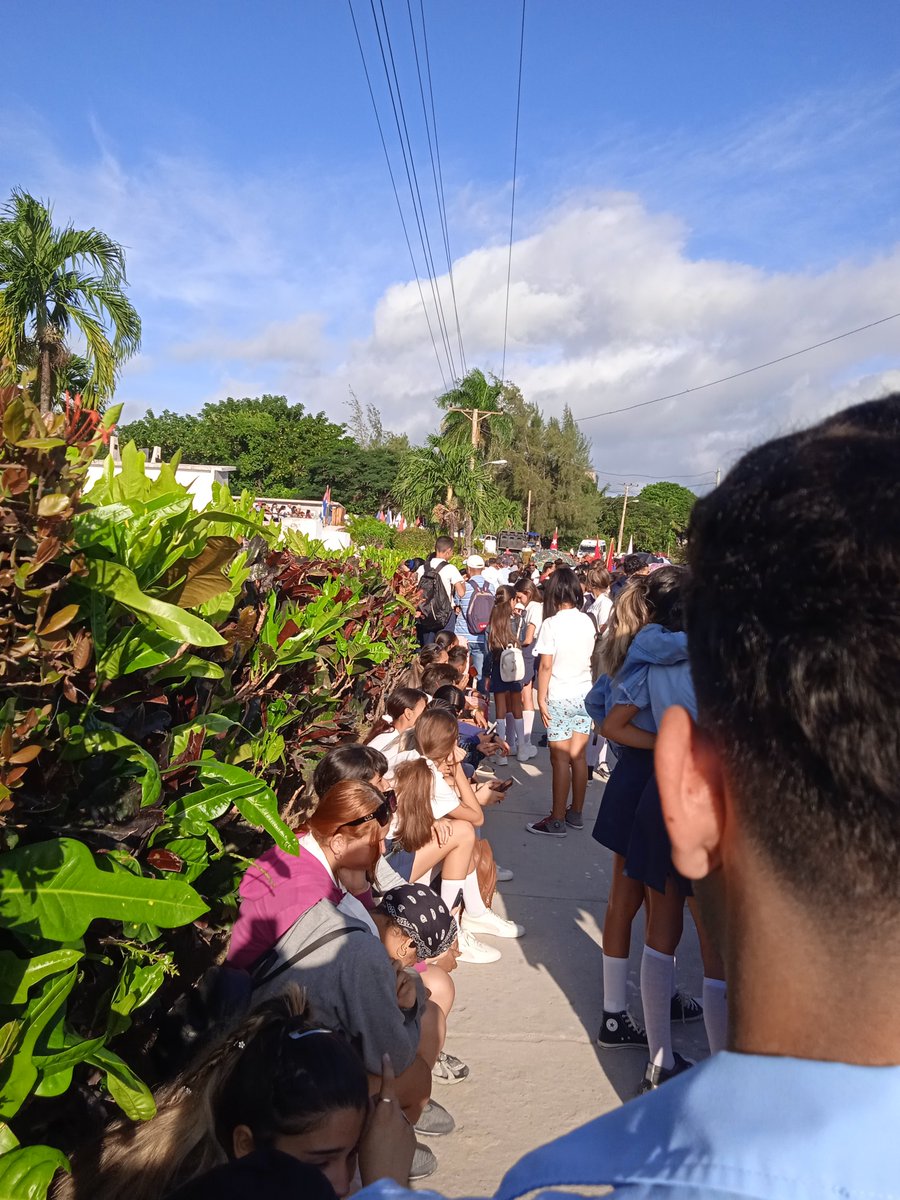 Participación masiva en el acto de tributo a los combatientes caídos en misiones internacionalistas.
#INOTU
#DOTUHOLGUIN
#dmotubanes
#65AñosRevolucion
#EstaEsLaRevolucion 
<a href="/ComDmotuBanes/">Comunicador INOTU Banes</a> 
@soca_judith 
<a href="/CesarPartterson/">César Partterson Rodríguez</a>