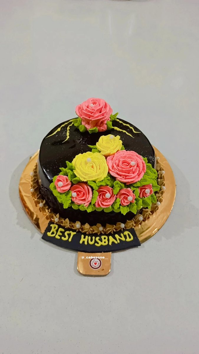 cakezone__'s tweet image. "Cake is love made edible."🥰🍫
.
#chocolatecake #egglessbaking #customisedcake #birthdayboy #birthdaycake