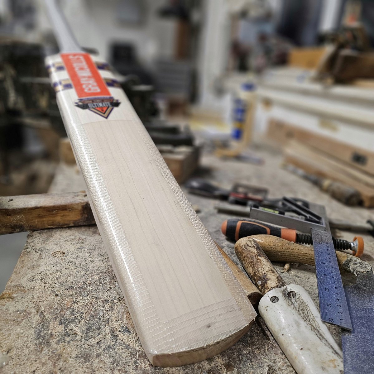 MadeByGrayNics's tweet photo. An Ultimate in for a winter service, a few surface/edge cracks, dents and scuffs to sort.

 #BeforeAndAfter 

We love the details in the rear labels catching the light, has cleaned up nicely!

#CricketTwitter  #BatRepairs https://t.co/gYaT5XyZzN