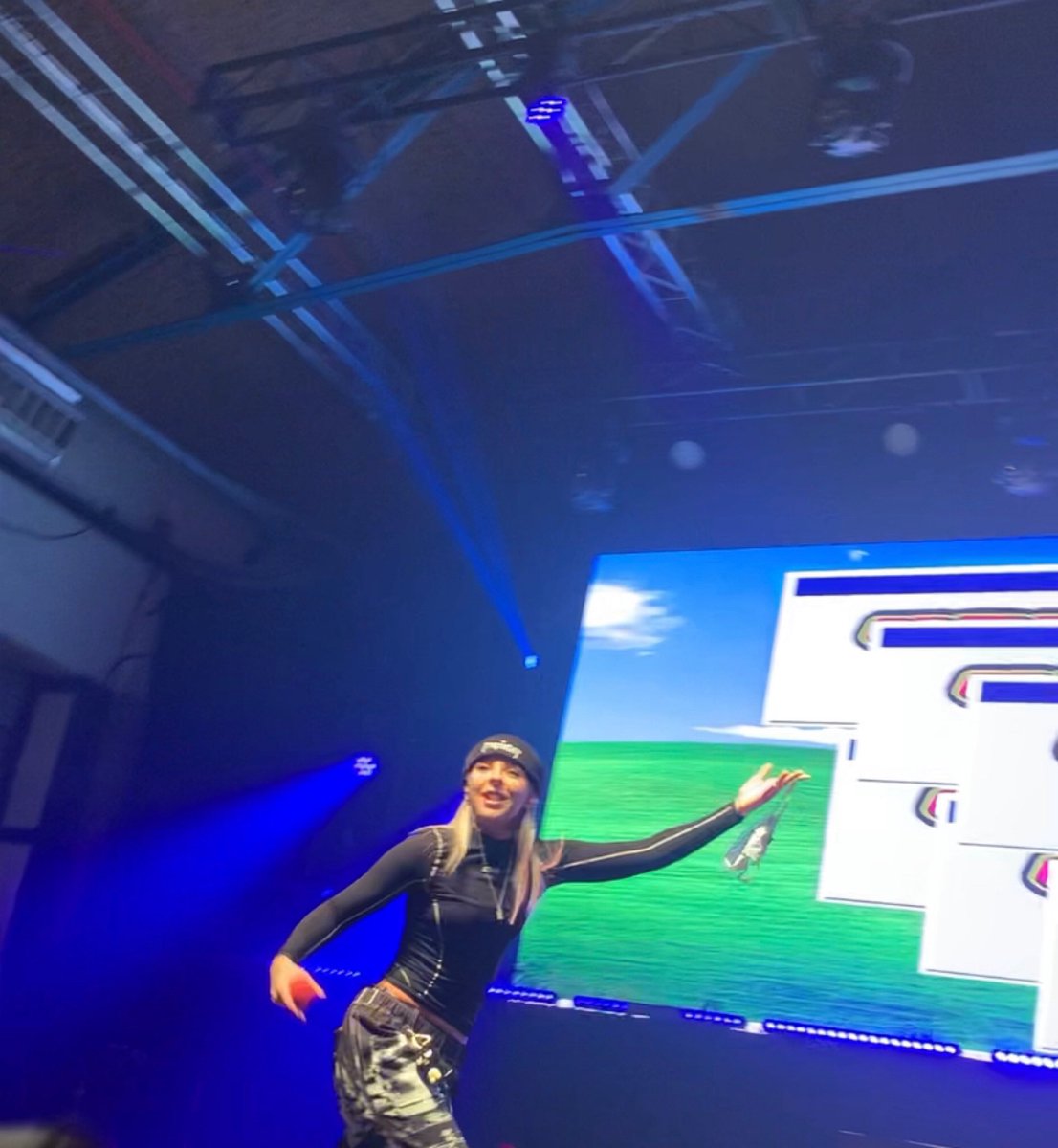 Brenda701383500's tweet photo. Jueves de #tbt y quiero dejar estas fotos que yo misma saqué el 29/10, último día del #trapkitty en Argentina 🇦🇷 Aun no creo haberte tenido tan cerca, pero me queda el sueño de abrazarte y sé que lo cumpliré❤️🩹 TE AMO @itsyoungmiko 💖 @babymiko2023 @prodxmauro https://t.co/kluxT3G2xl