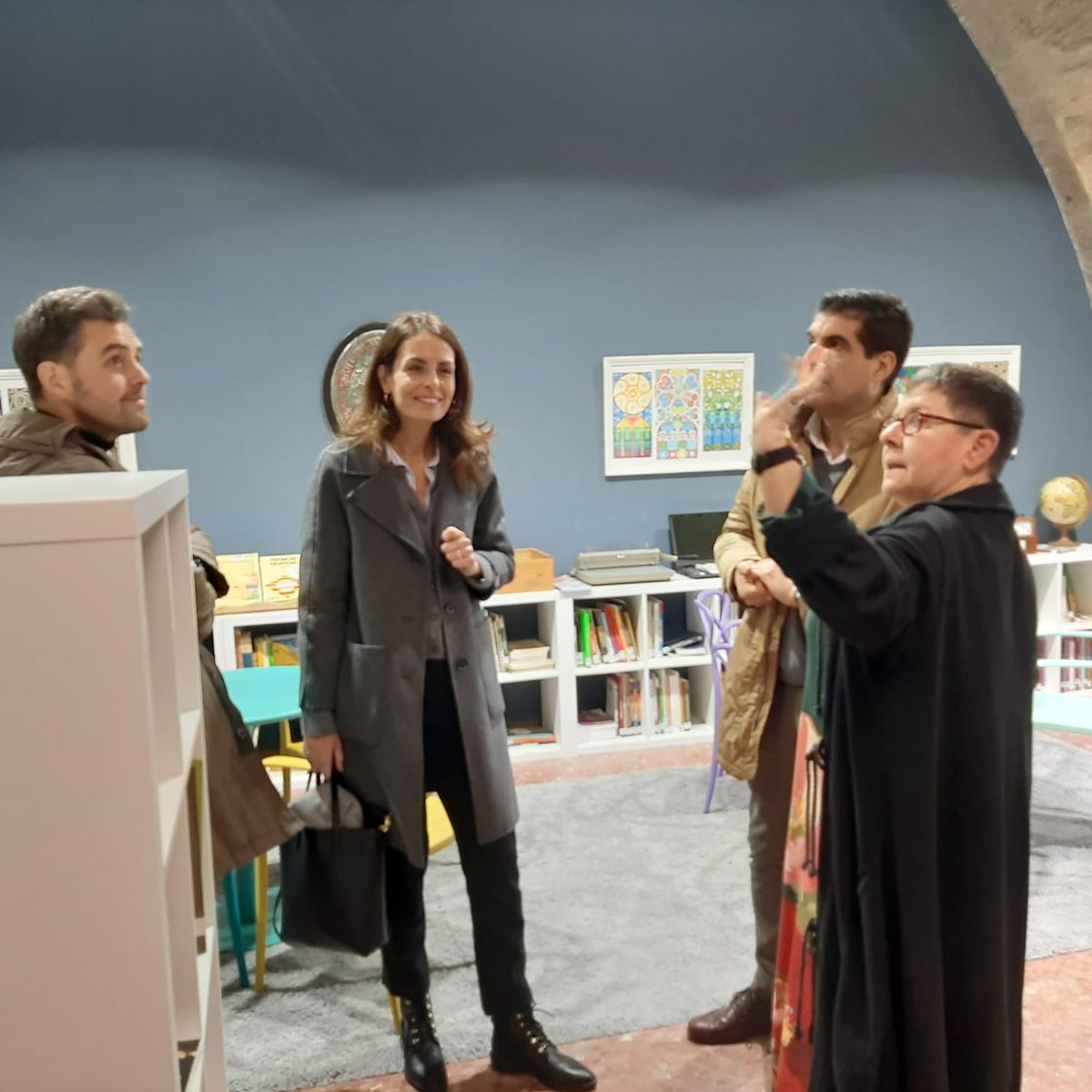 bescolaresgal's tweet photo. Este martes, a Directora Xeral de Ordenación e Innovación Educativa Judith Fernández Novoa acudíu a apertura do novo espazo da biblioteca do IES de Celanova (Ourense). Unha biblioteca LIA.3
#LIA3 #bescolaresgal #bescolaresgalabertas https://t.co/JtZ6fvBfsg