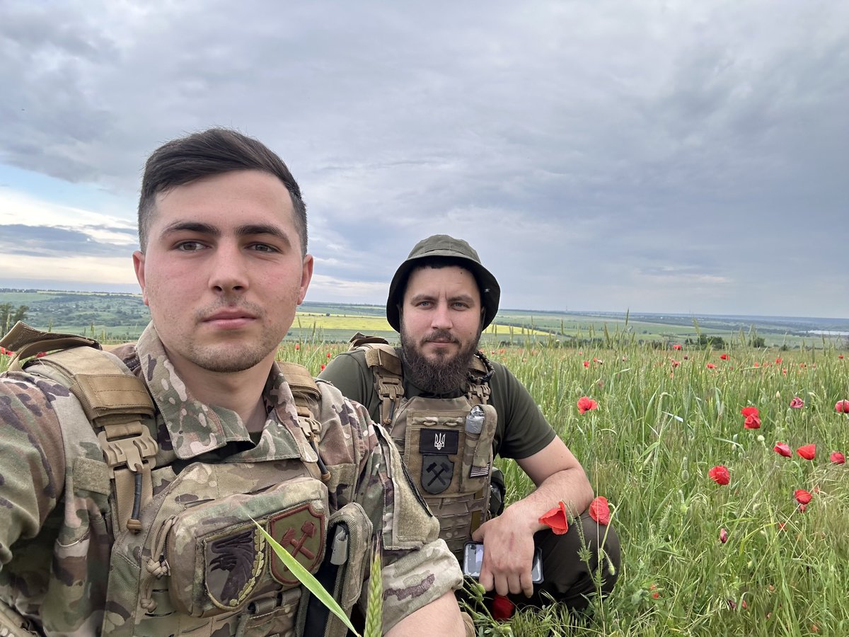 slovyanskasil's tweet photo. Сьогодні мені 25. В планах було розповісти про цей рік і все що трапилось впродовж нього. Проте, сталось непоправне.
 
Біля н.п Кліщіївка загинув мій кращий друг Дмитро. Перед усім, прошу допомогти його сімʼї, в якій він був єдиним сином. Реквізити тут: 
https://t.co/41K4knARPh https://t.co/gIjrNdy4eb