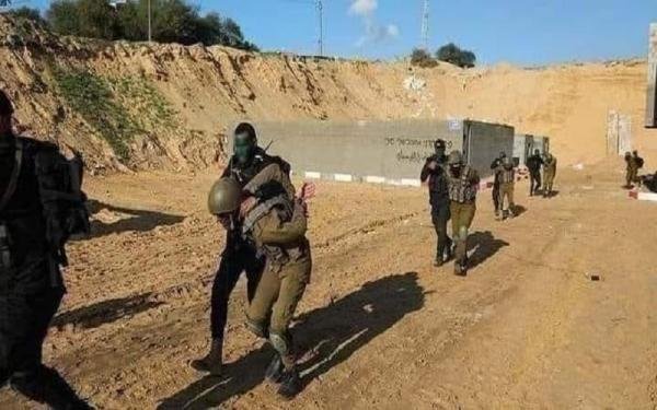 Muhammad_Saewad's tweet photo. ALHAMDULILLAH‼️
Meski hak-hak mereka dirampas, tapi mereka tetap berjuang “Hidup mulia atau mati syahid.”

Pejuang Palestina mendapatkan buruannya, beberapa tentara terbaik zionis Israhel takluk dalam medan tempur.

Jika anda bersyukur dan bangga dg pejuang Palestina, RETWEET 🔁 https://t.co/6bmqIcjOjw