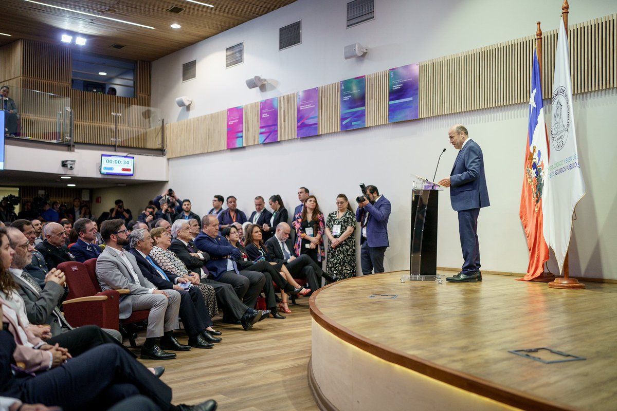 GabrielBoric's tweet photo. El rol de la Contraloría es clave para la transparencia y correcto funcionamiento de las instituciones públicas. Valoro que representantes de todos los poderes del Estado y de distintos colores políticos hayan participado hoy en el balance de la gestión del contralor Jorge Bermúdez, quien concluye su período de 8 años.