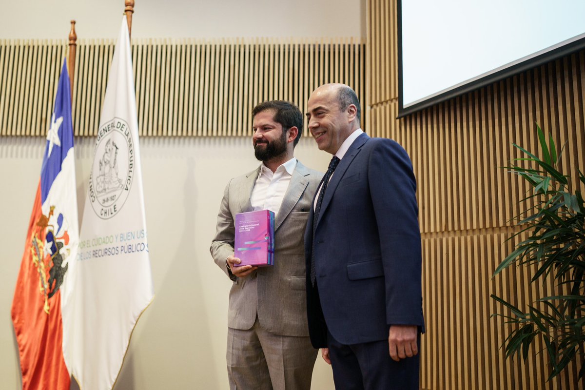 GabrielBoric's tweet photo. El rol de la Contraloría es clave para la transparencia y correcto funcionamiento de las instituciones públicas. Valoro que representantes de todos los poderes del Estado y de distintos colores políticos hayan participado hoy en el balance de la gestión del contralor Jorge Bermúdez, quien concluye su período de 8 años.