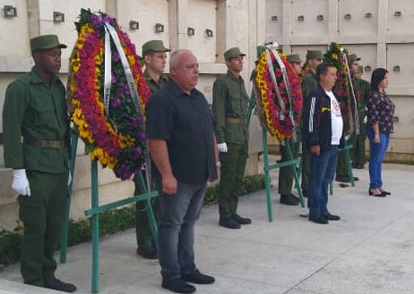 FernandezMaryde's tweet photo. Como cada 7 de diciembre, el pueblo de #Cienfuegos rinde el merecido homenaje a Antonio Maceo, a su ayudante Panchito Gómez Toro y nuestros combatientes internacionalistas caídos en tierras extranjeras. Mañana de compromiso y honor 🇨🇺
#CienfuegosXMásVictorias
#EstaEsLaRevolucion https://t.co/vzZ5phUrtO