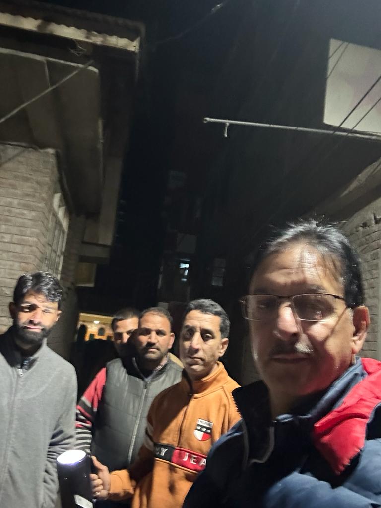 FIELD TEAM OF SUB DIVISION SHOPIAN  DURING EVENING INSPECTION TO NAB THE CONSUMERS WHO RESORT POWER THEFT BY MEANS OF ILLEGAL HOOKING 
#saynotopowertheft
@KPDCLOfficial 
@pddjkofficial 
@SeKpdcl