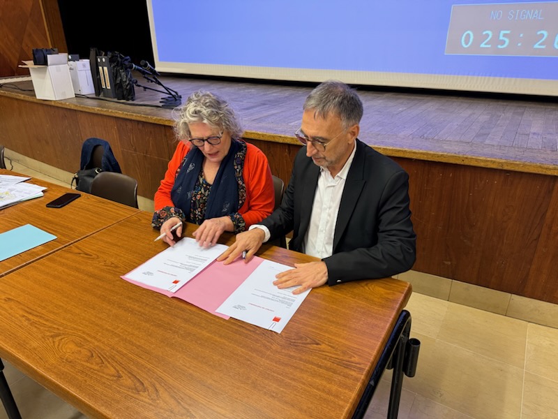 cyprienmateos's tweet image. Signature d'une convention de #partenariat entre l'association des Maires Ruraux de l'#Yonne #AMR89 et @OrangeBFC  @Maires_Ruraux @Orange_France @OrcelAlexandre