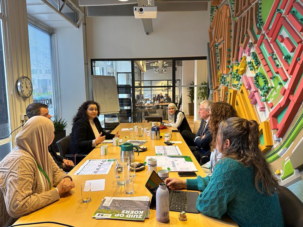 #iedereenkomtnaarZuid
Wethouder Natascha Mohamed-Houssein (armoedebestrijding, schuldhulpverlening en taal) op bezoek bij het NPRZ. Een mooi gesprek over het gezamenlijke hoofddoel om bewoners van Zuid vooruit te helpen.