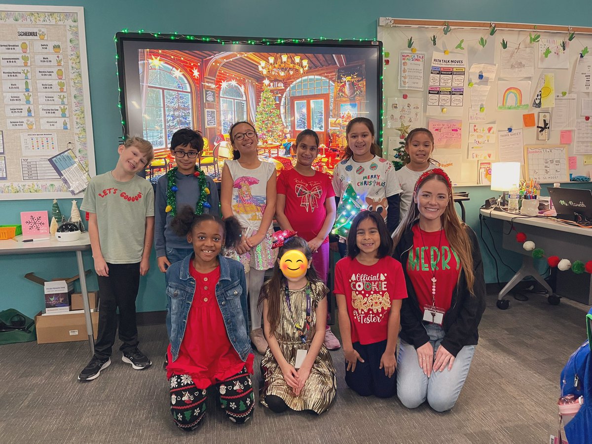 Today we are Merry &amp; Bright ☃️✨<a href="/cfisdmcgown/">@cfisdmcgown</a> #OwlAboutTheBest