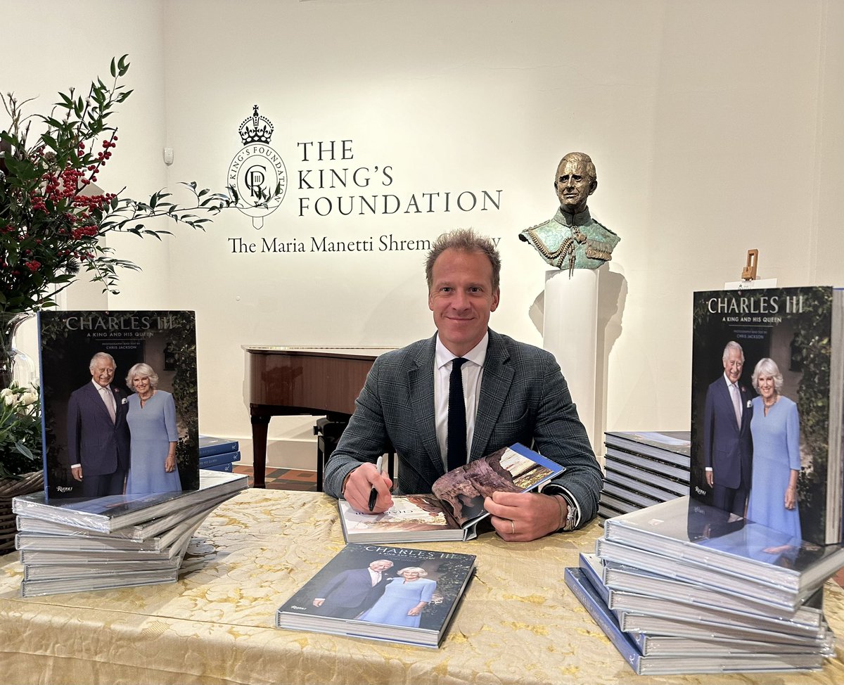 Feeling very festive signing copies of my book ‘CHARLES III - A King and His Queen’ at the @highgrovegarden London store in the Garrison Chapel Chelsea today (THE perfect Christmas present obvs)🎄 📚