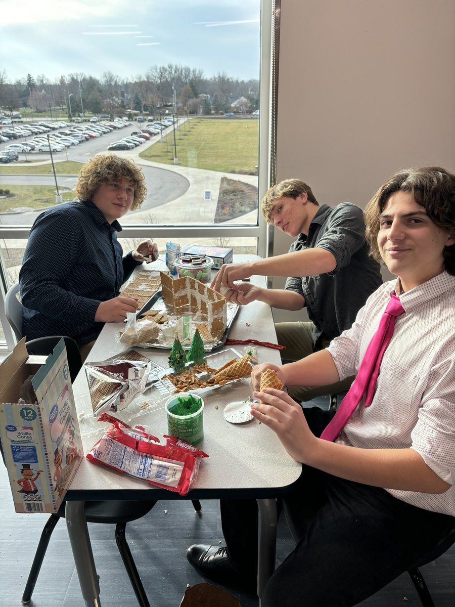 BHSDiFranAP's tweet photo. Gingerbread creations in Culinary Fundamentals 🏠 ❄️ 🌲 #BeATitan #AlwaysBeBest @BereaCSD @BMHSTitans @m_smithberger https://t.co/QT7ZQUL9hd