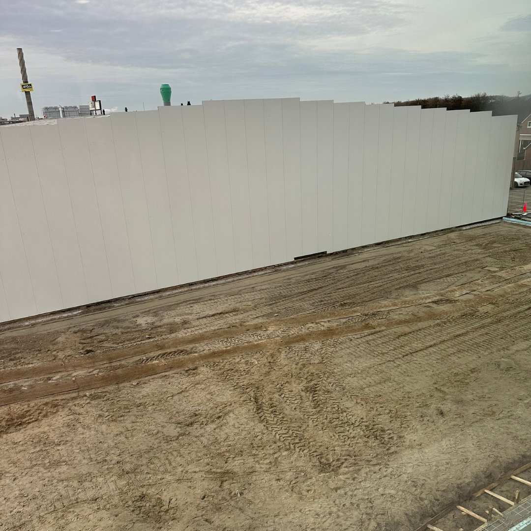 Ons nieuwe kantoor is in gebruik, maar nu wordt er hard gewerkt aan fase 2. In fase 2 wordt onze prefab werkplaats uitgebreid en een klein stuk wordt nog bij het kantoor gevoegd. Vandaag is het laatste stuk fundering gestort. Volgende week wordt het staal gezet.🏗️

#fraanje