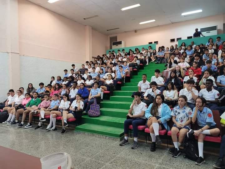 Celebra la escuela IPVCE Lenin en #LaHabanaDeTodos sus 50 Aniversario. Intercambia con estudiantes el querido Abel Prieto sobre la colonización cultural, un tema que abarcó la motivación de estudiantes y docentes. #EducarEsAmar <a href="/gobhabana/">Gobierno La Habana</a> <a href="/YanetHzP/">Yanet Hernández Pérez</a> <a href="/CubaMined/">MINED</a>