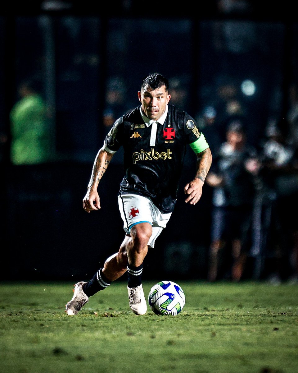 MedelPitbull's tweet photo. Foi sofrido, mas nada persiste a coragem e a persistência e merecidamente o Vasco “no vá bajar”. Somos privilegiados de vestir essa camisa e não importa onde ou como o nosso compromisso é um só: contribuir de alguma forma para que esse clube seja cada vez mais vencedor. Parabéns e muito obrigado a todos os jogadores, diretoria e torcedores por essa grande vitória com aquele clima que só o caldeirão pode proporcionar🔥💢💪🏼🙏🏼