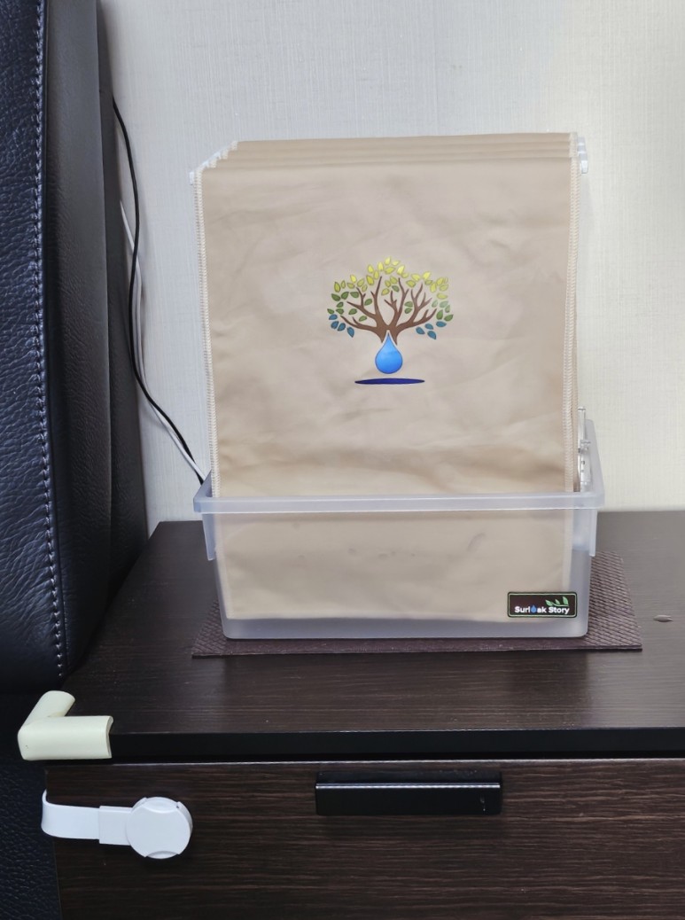 천가습기가 가장 좋은 가습기입니다.
천가습기는 안전하고 편안하며 전통적으로 가장 오랫동안 사용되어 온 가습방법입니다.
개방된 천가습기는 직접 확인해서 편리하게 관리할 수 있고 자연적으로 가습량을 조절합니다. 돌고돌아 천가습기입니다!