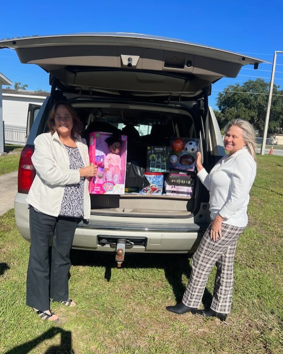 Thank you to the Ms. Walton and Ms. Woroner with the City of Kissimmee Government for delivering a car load of toys for students and families in need throughout our district.  We appreciate the generosity. 
#SpecialPrograms
#SDOCGoodtoGreat