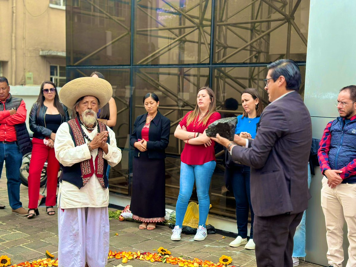 PabloBeltran_A's tweet photo. 🤝| A través de la educación superior queremos unir a los 18 pueblos y 14 nacionalidades indígenas del Ecuador. ¡Hagamos de la educación superior el puente para unir al país con el desarrollo! https://t.co/zaeYrMYtuP