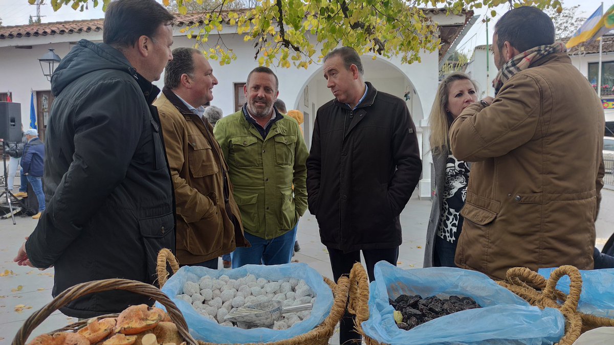 RSAracena's tweet image. 🌰 Inauguración Feria de la #castaña de #Fuenteheridos 

#laradioenlacalle🎙📸 #RSAracena #detodoydetodos