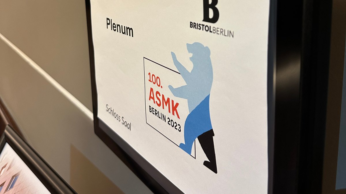 SenASGIVA's tweet photo. Ein starkes Signal: Die Arbeits- und Sozialminister*innen aller Bundesländer haben sich einstimmig zur Erhöhung des Bürgergeldes zum 1.1.2024 bekannt. 💪#ASMK #ASMK2023 #Bürgergeld #Sozialpolitik https://t.co/KVV2HicPSO