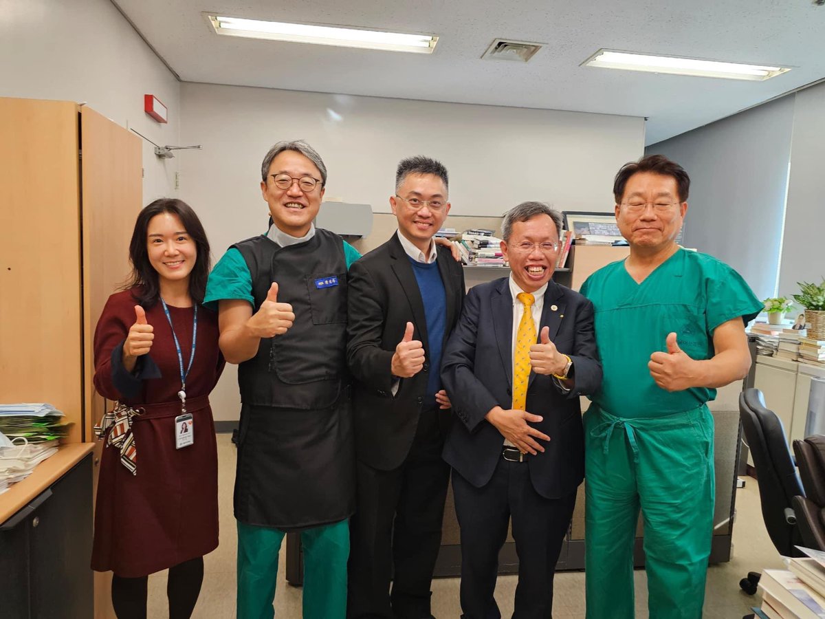 simkuihian's tweet photo. Dr SJ Park, Chair Institute of Cardiology, Asan Medical Centre, past President of Asia Pacific Society of Interventional Cardiology #APSIC (2006-2008)
I am so happy to see Dr SJ Park, finally in AMC rather than conferences all over the world, face to face again after 10 years. https://t.co/L0KiJaJk3G