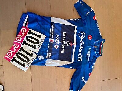 Incroyable ❤️💙 @ThibautPinot met en vente son maillot de meilleur grimpeur (et son dossard) du Giro d'italie 2023 ! Les fonds serviront à aider le @CupSolidarite dans leurs actions 💪🏻 Merci à lui ! RT appréciés 🤜🏻🤛🏻 ebay.fr/itm/3150155578…
