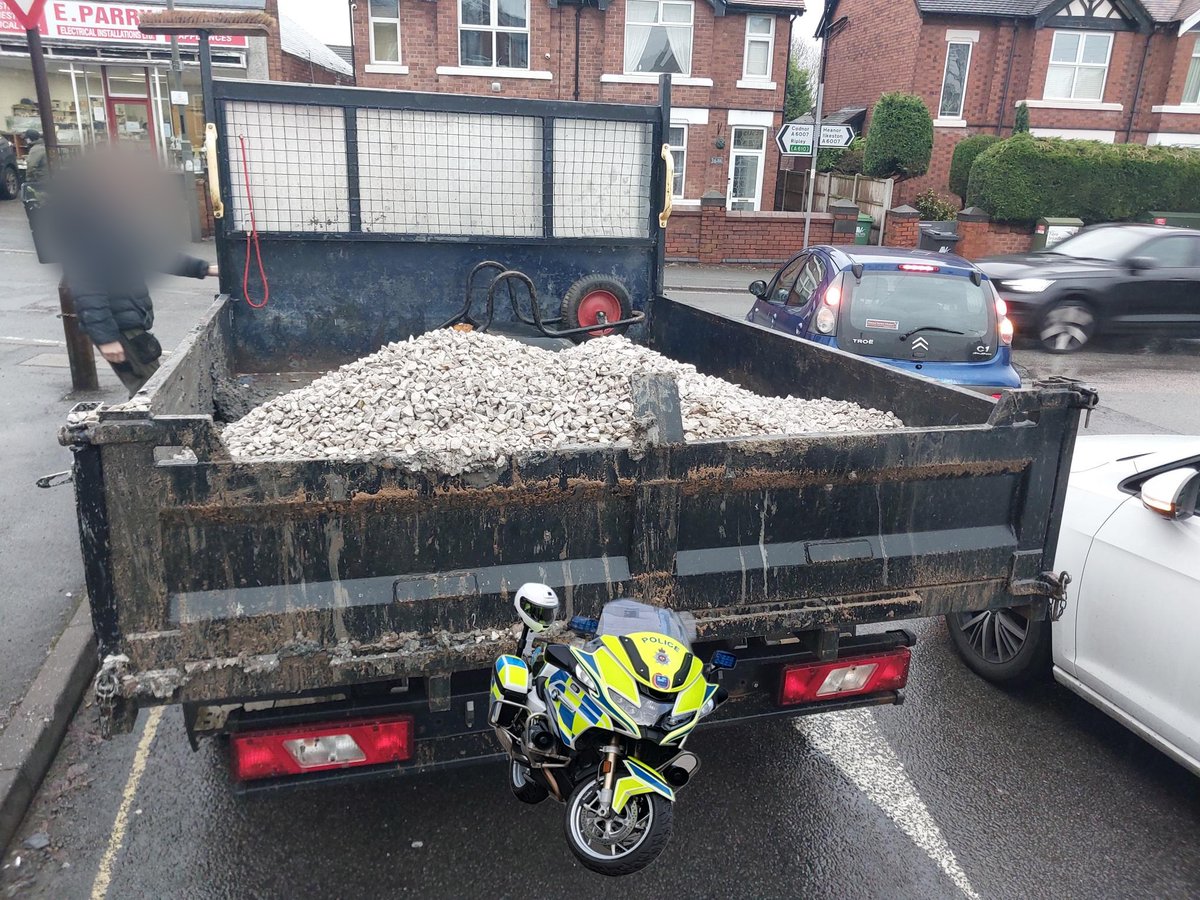 DerbysRPUBikers's tweet image. Stopped #insecureload in #loscoe #Heanor.
Stone falling off the back of the vehicle while dealing with the driver.
#prohibited from movement til rectified and driver reported.
#opsbikes