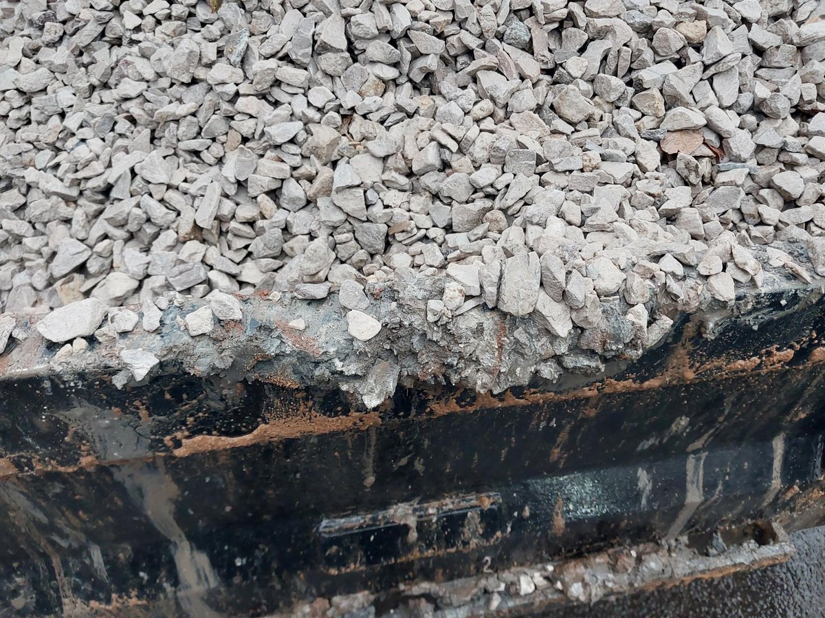 DerbysRPUBikers's tweet image. Stopped #insecureload in #loscoe #Heanor.
Stone falling off the back of the vehicle while dealing with the driver.
#prohibited from movement til rectified and driver reported.
#opsbikes